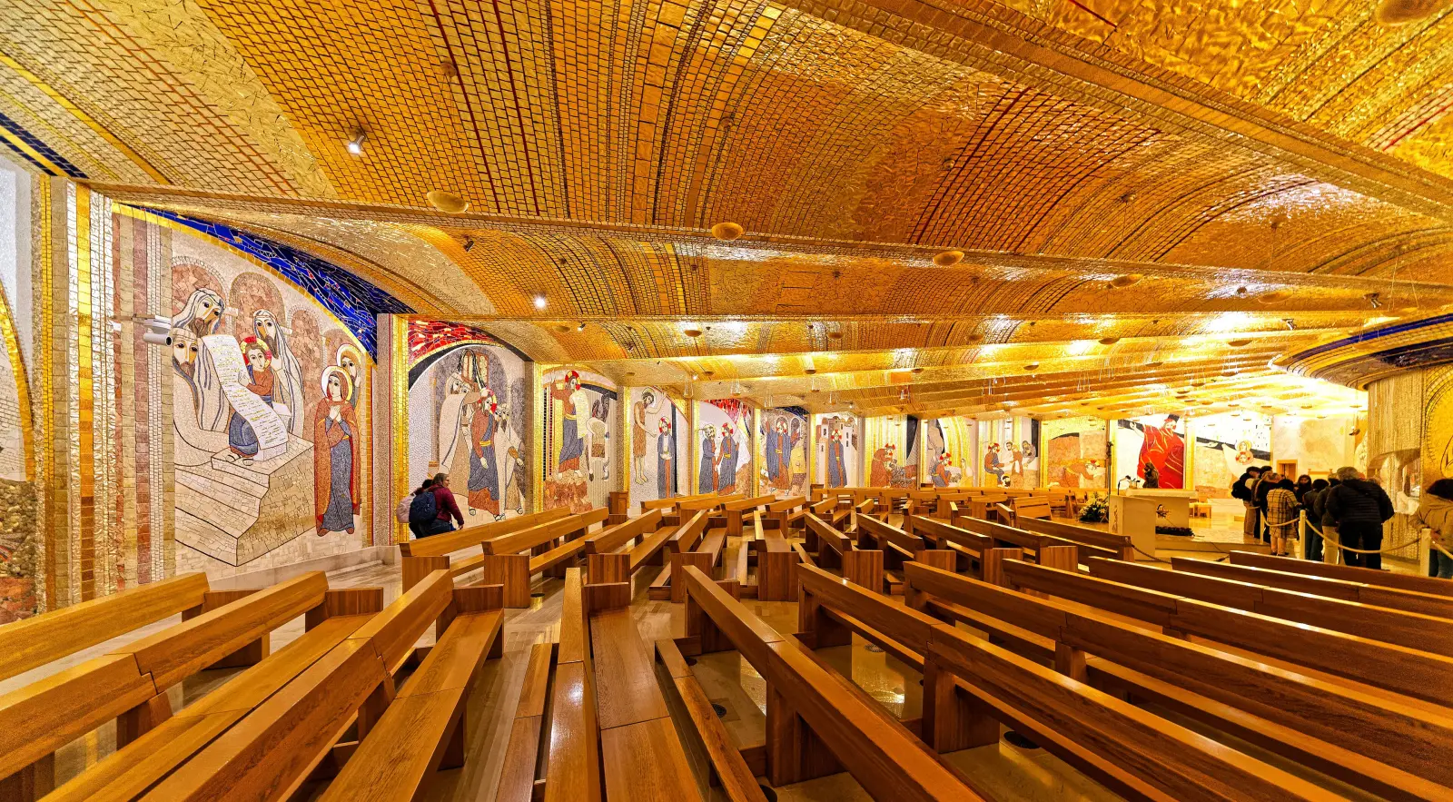 La cripta della chiesa di San Pio, con i mosaici, dove riposa il corpo di Padre Pio