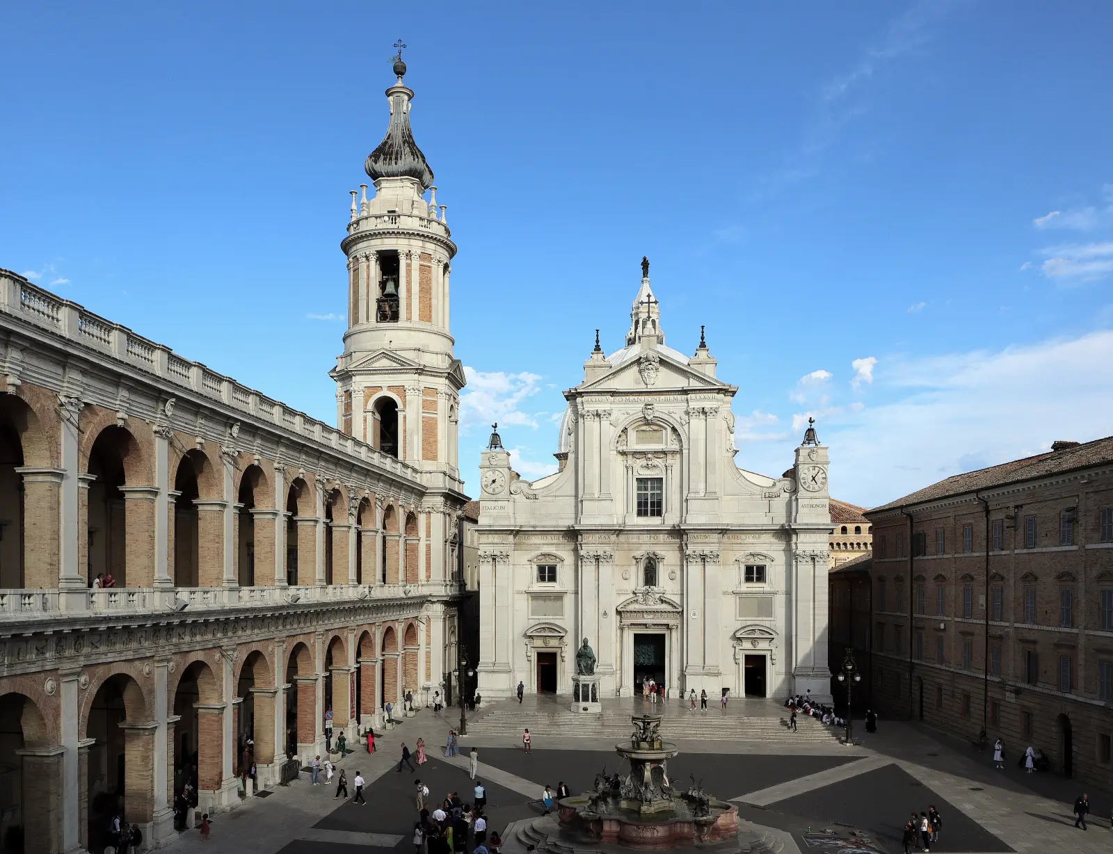 La piazza della Madonna e la basilica della Santa Casa a Loreto