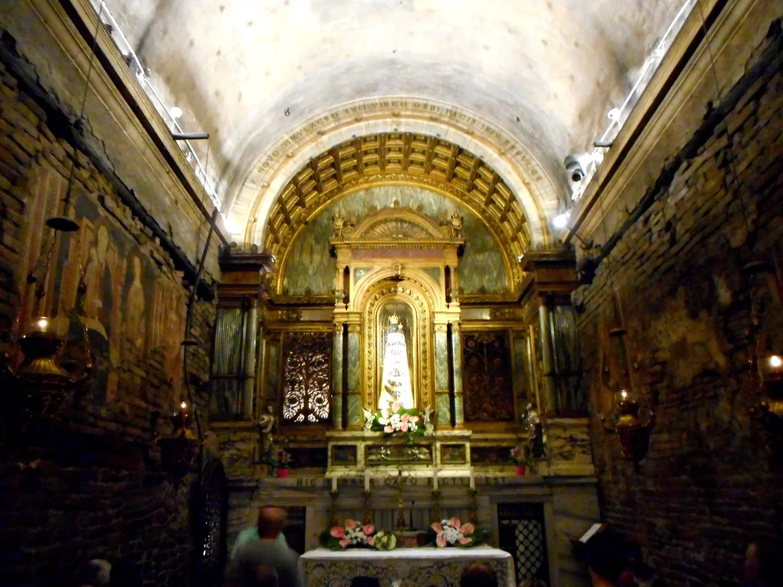 L'interno della Santa Casa di Loreto con la statua della Madonna