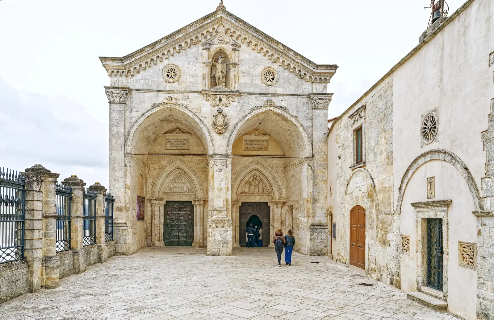 L'ingresso del santuario di San Michele Arcangelo a Monte Sant'Angelo