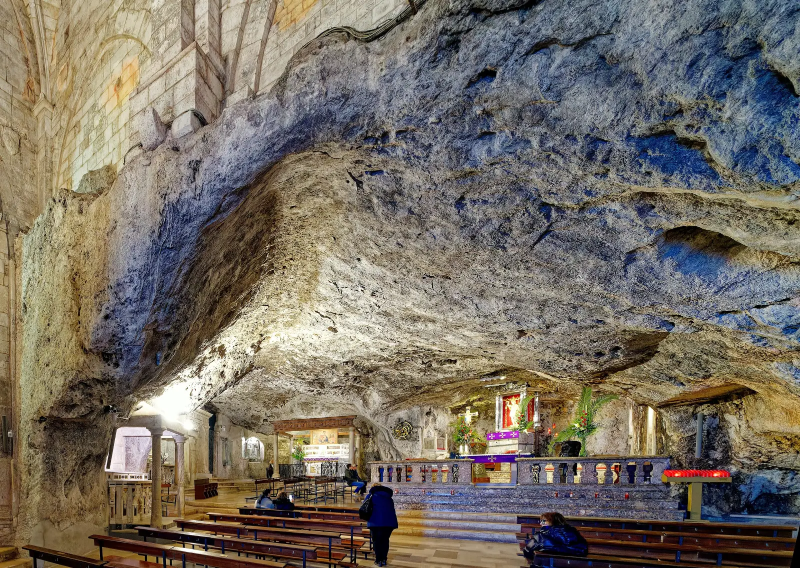 L'interno della grotta di San Michele Arcangelo