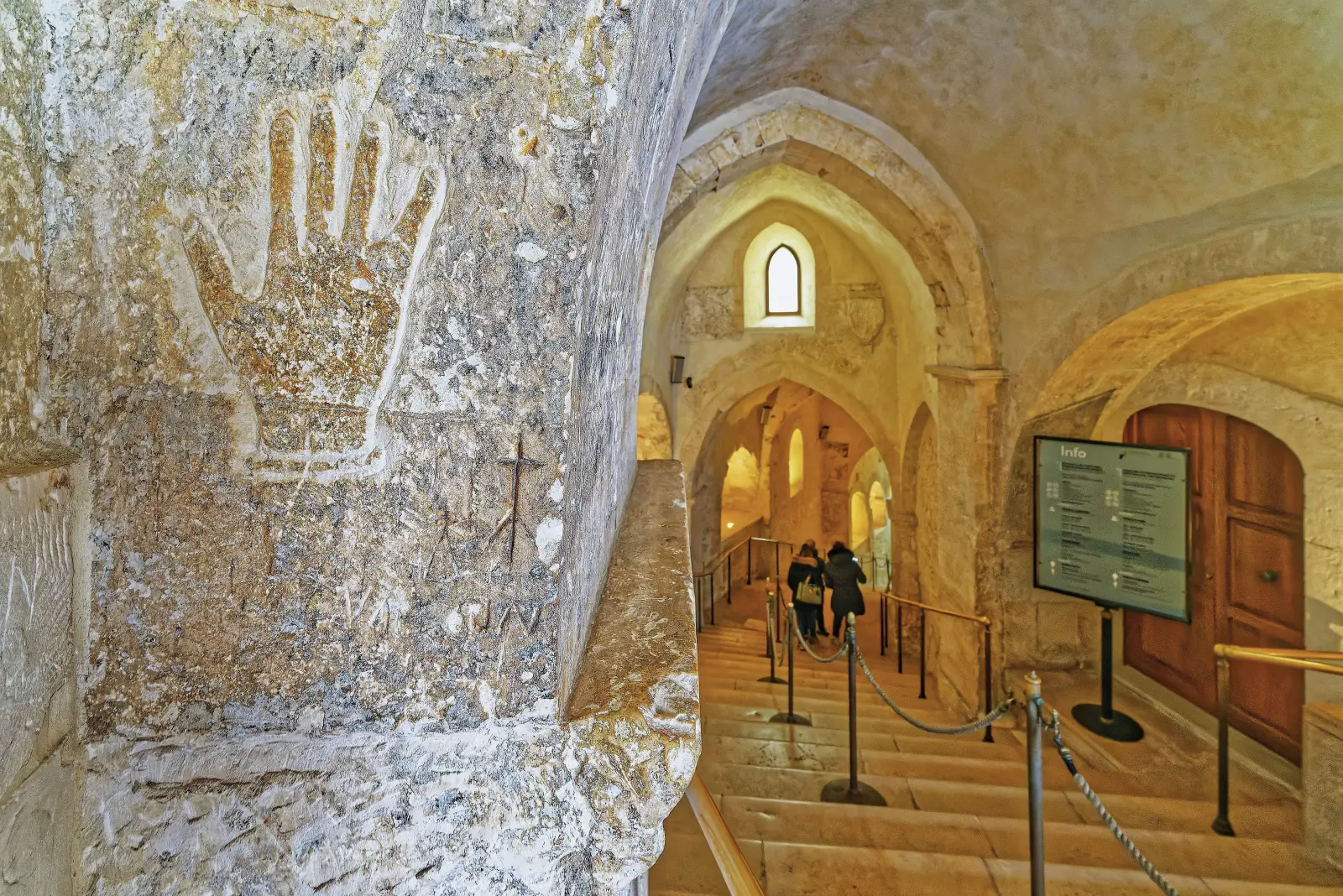 L'ingresso alla grotta con un segno inciso nella roccia