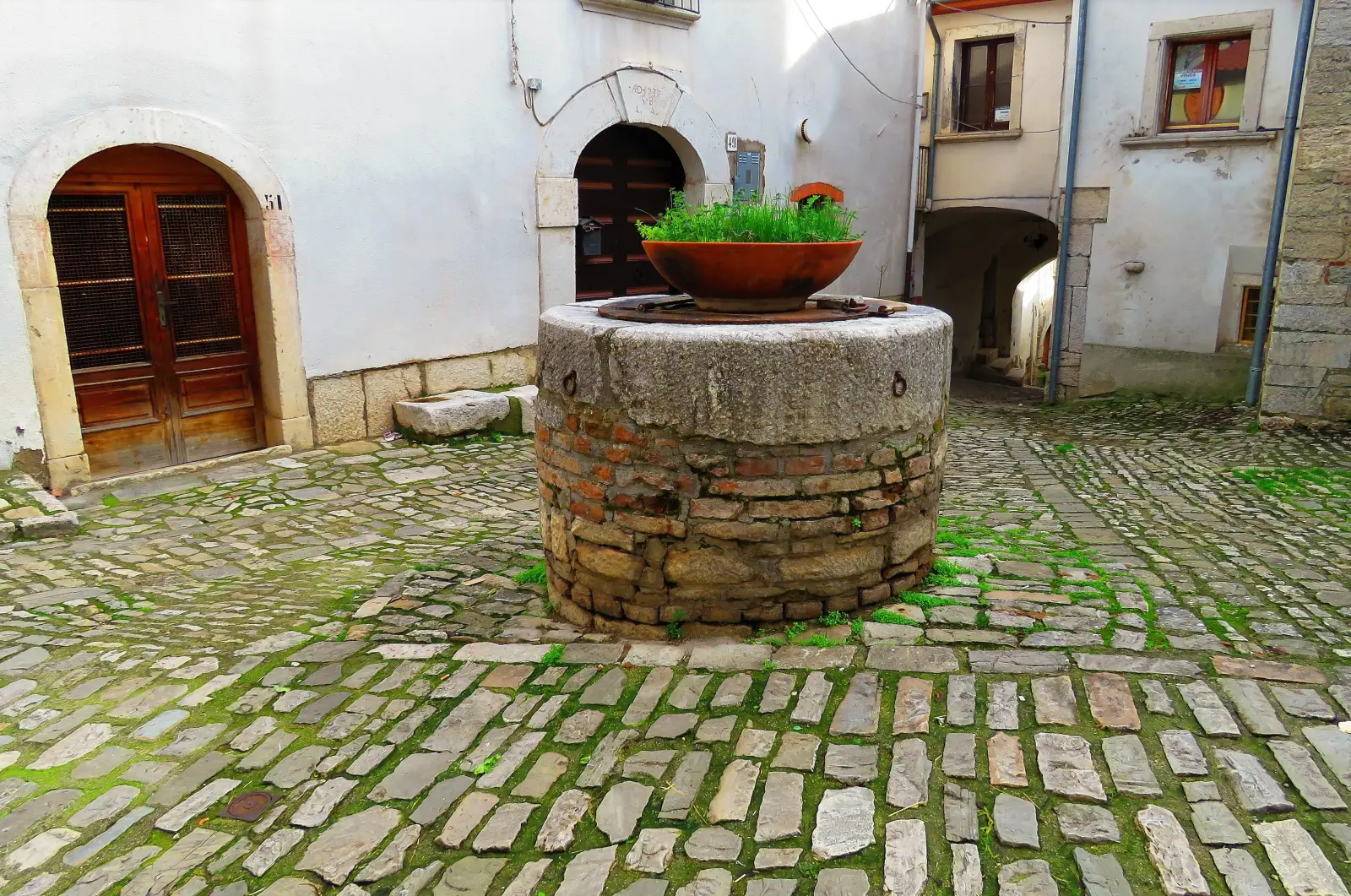 Una piazzetta del centro storico di Pietrelcina con un pozzo