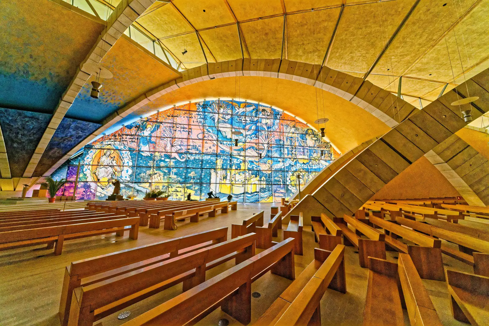 L'interno della chiesa di San Pio con le grandi arcate
